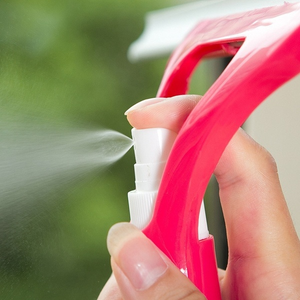 Water spray glass cleaner